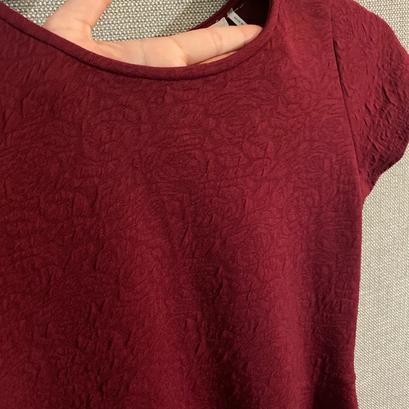 Summer red dress with rose embossed fabric and a back detail - Picture 9 of 10